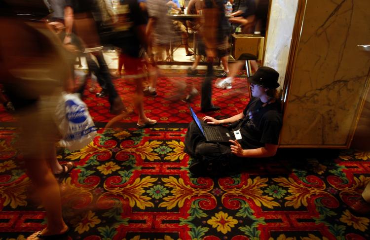 Eksperter skønner aat 100.000 danske computere har uanmeldte gæster i form af en BOT, som gør at it-kriminelle kan fjernstyre og misbruge computeren. 