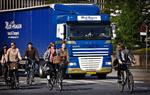 LASTBILTRAFIK. DCF og FDM kræver sikkerhed ved den udvidede brug af monsterlastbiler. Arkivfoto af almindelig lastbil i trafikken. 