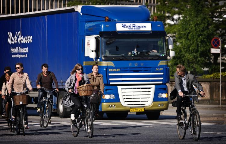 LASTBILTRAFIK. DCF og FDM kræver sikkerhed ved den udvidede brug af monsterlastbiler. Arkivfoto af almindelig lastbil i trafikken. 