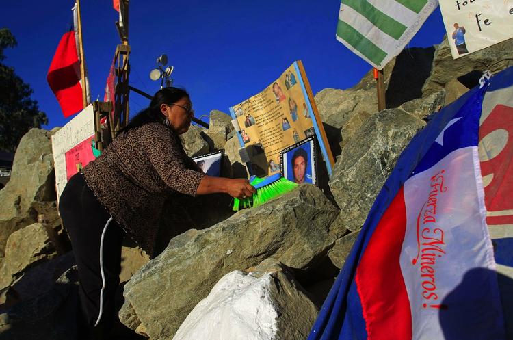 Minekollaps. Maria Gomez, tante til den indespørrede Jimmy Sanchez, rengør hans billede ved den kollapsede San Jose mine i Copiapo, Chile. 