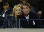 berømtheder. Tilskuerpladserne er som regel spækket med berømtheder ved US Open. I går kiggede den tidligere ishockeystjerne Wayne Gretzky sammen med sin kone på, da Riger Federer spillede sin kvartfinale mod Robin Söderling. 
