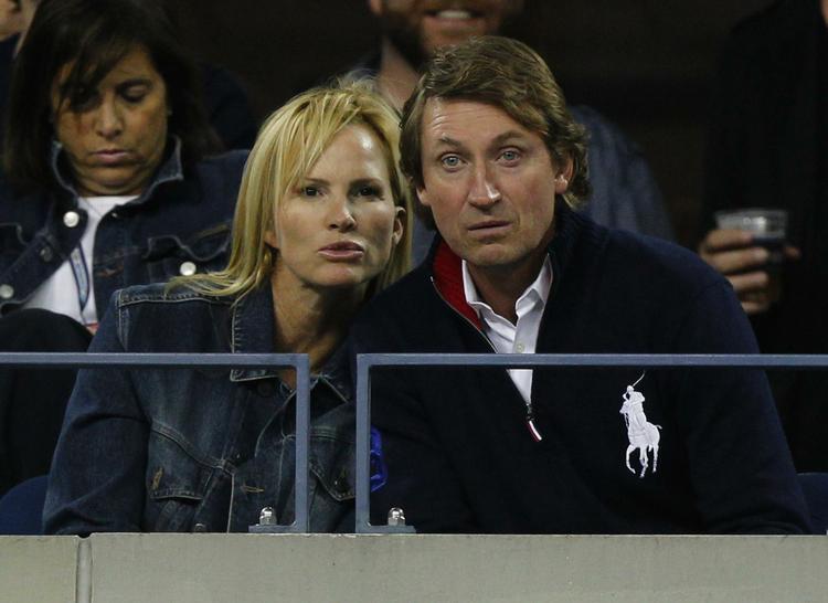 berømtheder. Tilskuerpladserne er som regel spækket med berømtheder ved US Open. I går kiggede den tidligere ishockeystjerne Wayne Gretzky sammen med sin kone på, da Riger Federer spillede sin kvartfinale mod Robin Söderling. 