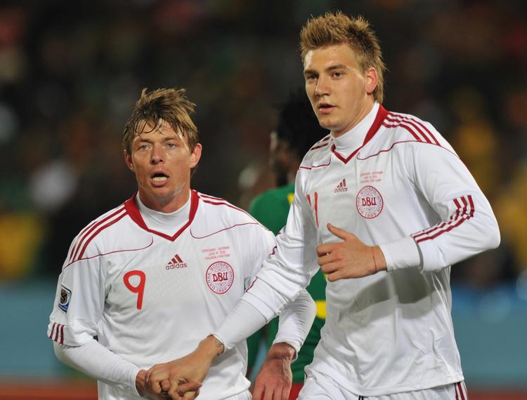 tålmodighed. Selv om Jon Dahl Tomasson (tv.) er trådt af som anfører, er Nicklas Bendtner (th.) godt klar over, at han ikke stod først for til at blive ny anfører. Arkivfoto. 