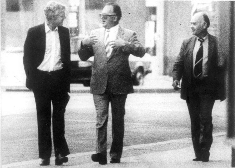 MØDE. Arne Treholt (t.v.) fotograferet af norsk efterretningstjeneste under et af sine hemmelige møder med KGB-officerer. Arkivfoto. 