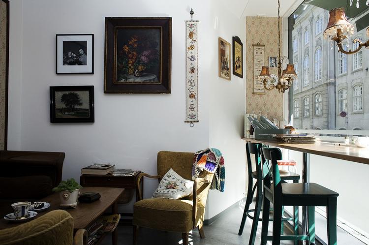 Hvis man ikke er så heldig at have en mormor selv, kan man fint aflægge hende i Bredgade en visit. Så giver hun til gengæld friske sandwich. Eller måske endda en gammeldags linse. Med creme. Foto: Lærke Posselt 
