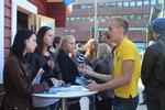 udelukket. Der er trængt omkring Sverigedmokraternas valghytte på Torget i Stockholm. Ifølge meningsmålinger kan partiet få en afgørende rolle i Rigsdagen efter valget, men Miljöpartiet bryder hellere med sin rødgrønne blok før Sverigedemokraternas drøm bliver virkelighed. 