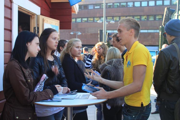 udelukket. Der er trængt omkring Sverigedmokraternas valghytte på Torget i Stockholm. Ifølge meningsmålinger kan partiet få en afgørende rolle i Rigsdagen efter valget, men Miljöpartiet bryder hellere med sin rødgrønne blok før Sverigedemokraternas drøm bliver virkelighed. 