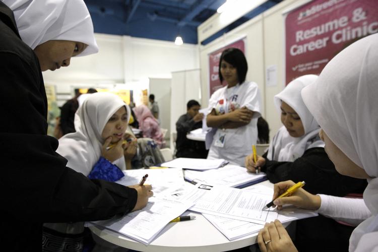 Studieløft. Både Singapore og Malaysia har inden for de seneste ti år investeret voldsomt i uddannelsessektoren, så de kan komme på omgangshøjde med den vidensorienterede globale økonomi. Især Malaysia har her haft et efterslæb. Arkivfoto: Vincent Thian 