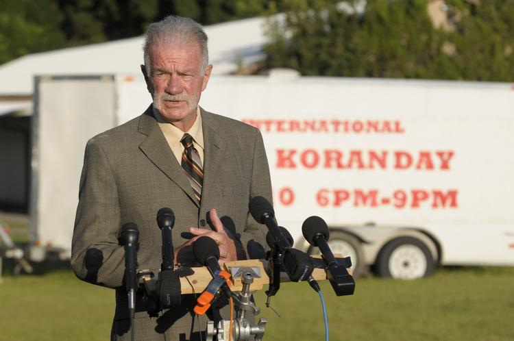 Aflyst. Terry Jones fra Florida vil alligevel ikke sætte ild til Koranen på lørdag. 