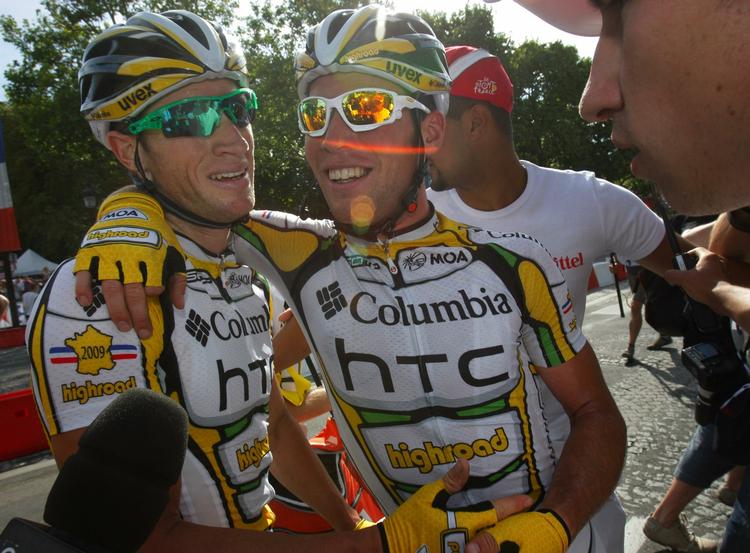 Spurtkanon. Den 25-årige Mark Cavendish sagde pænt tak til danske Lars Bak efter etapesejren i dag i Vueltaen. Her er det dog Mark Renshaw, som briten (th) har armen omkring. 