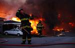 EKSPLOSIONSBRAND. Brandfolk under redningsarbejdet i San Bruno i Californien. 