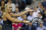 opsat. Caroline Wozniacki diskuterer en kendelse med dommeren under kampen mod Dominika Cibulkova. 