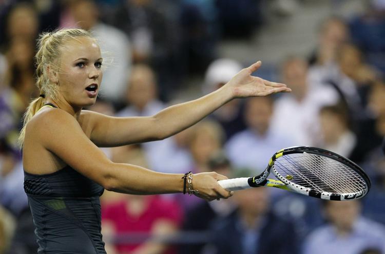 opsat. Caroline Wozniacki diskuterer en kendelse med dommeren under kampen mod Dominika Cibulkova. 