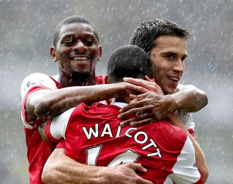 angrebsmangel. Arsenals angribere Theo Walcott (med ryggen til) og Robin van Persie (th) har leveret meget af skytset for holdet i de første kampe. Men nu er begge ude i længere tid. Arkivfoto. 