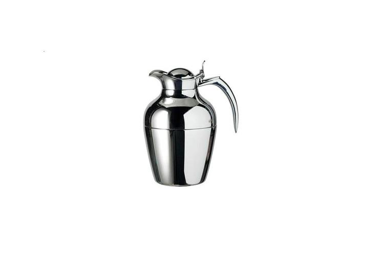 Koffeinholdig. Kanden er fremstillet i forkromet messing og rummer en liter. Der hører fem års garanti med til modellen. 