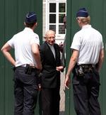 MISTÆNKT. Belgisk politi udspørger en anonym præst i en razzia i juni mod den katolske kirke i Belgien. 