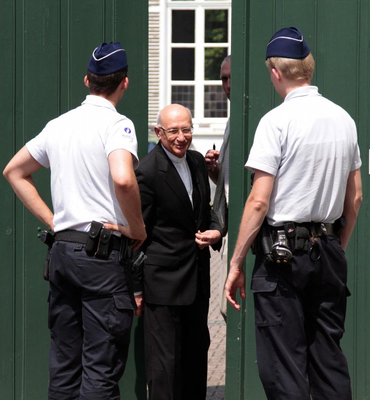 MISTÆNKT. Belgisk politi udspørger en anonym præst i en razzia i juni mod den katolske kirke i Belgien. 
