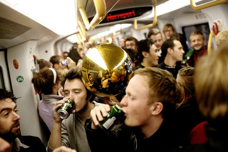 Der sker ting og sager i den københavnske metro. Her en piratfest i undergrunden. 