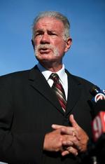Kontroversiel. Pastor Terry Jones har - indtil videre - aflyst sin plan om at sætte ild til en stak Koraner. 