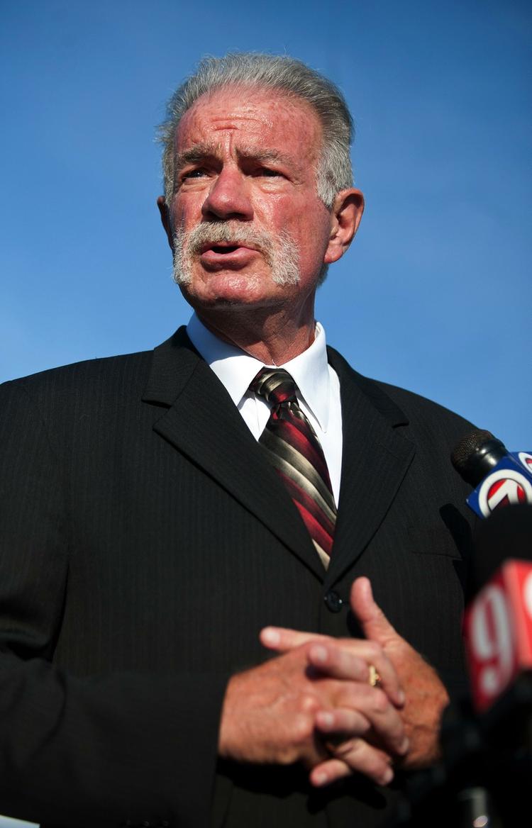 Kontroversiel. Pastor Terry Jones har - indtil videre - aflyst sin plan om at sætte ild til en stak Koraner. 