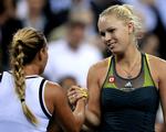 blæsevejr. Der var på flere måder niveauforskel, da Caroline Wozniacki mødte slovakiske Dominika Cibulkova i kvartfinalen. Næste opgave er den noget mere rutinerede russer Vera Svonareva på 26 år. Foto: Charles Krupa/AP 