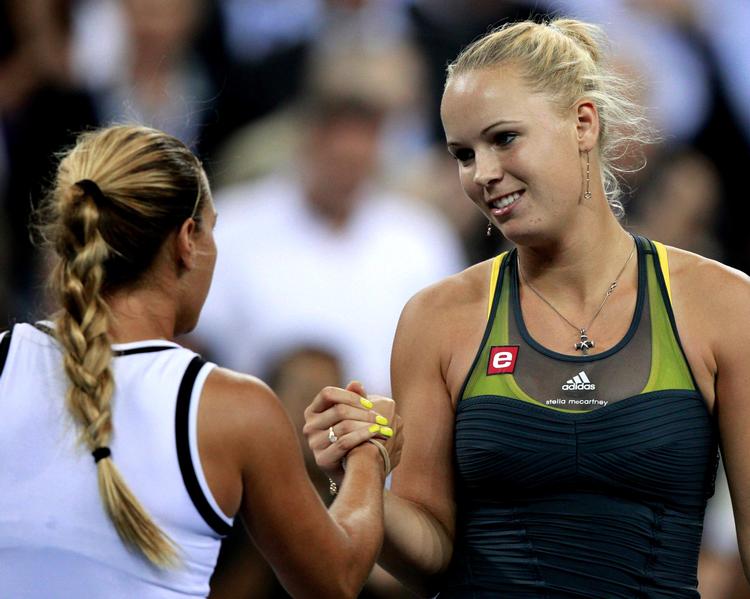 blæsevejr. Der var på flere måder niveauforskel, da Caroline Wozniacki mødte slovakiske Dominika Cibulkova i kvartfinalen. Næste opgave er den noget mere rutinerede russer Vera Svonareva på 26 år. Foto: Charles Krupa/AP 
