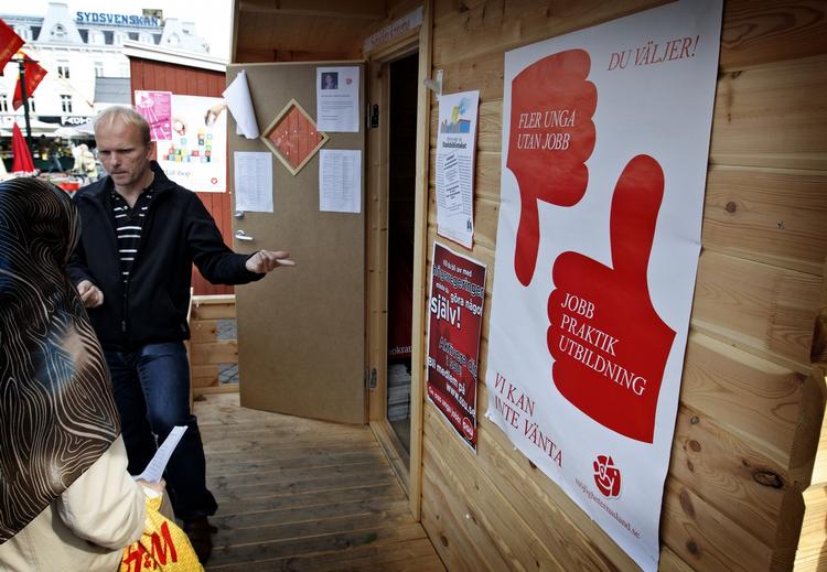valgfusk? Vælgere, der førtidsstemmer i Huddinge, Sverige, har fundet socialdemokratiske stemmesedler i deres valgkuverter. Og det bryder med de svenske valgregler. 