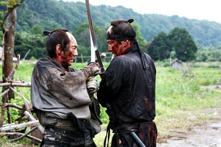 morderligt. '13 Assassins' er et flot og heftigt bud på en klassisk samurai-film  krydret med computereffekter. 