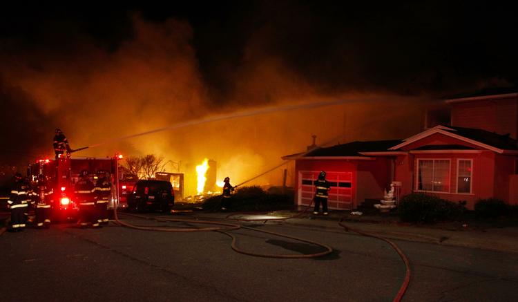 brand. En eksplosionsbrand i forbindelse med en gasledning brød i aftes lokal tid ud i byen San Bruno i Californien. Branden, der skete i et beboelsesområde, er stadig  i fuldstændig under kontrol. 