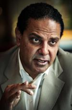 Selvhad. Al-Aswany tærsker endnu en gang sine egyptiske landsmænd. 
