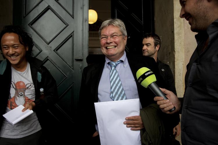 Lettelse. Det var en lettet forsvarer, Torben Koch, som kunne ringe til sin klient, Jesper Britze, efter frifindelsen i jægerbogsagen. 