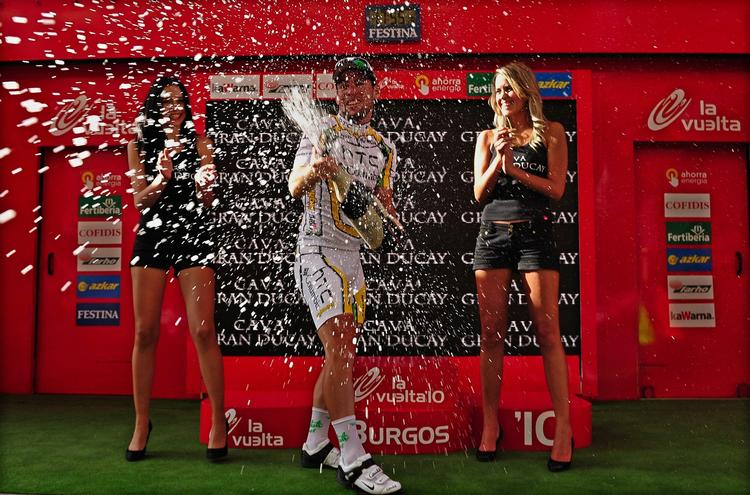 hurra. Mark Cavendish fejrer etapesejren i Vuelta a Espana. 