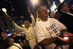 Demo. Allerede i går gik newyorkerne på gaden for at bakke op om et planlagt muslimsk kulturcenter ved Ground Zero. Kvinden, der rækker armene i vejret, er Celeste Torres-Victoria, som mistede sin søster i 11. september-angrebene i 2001. 