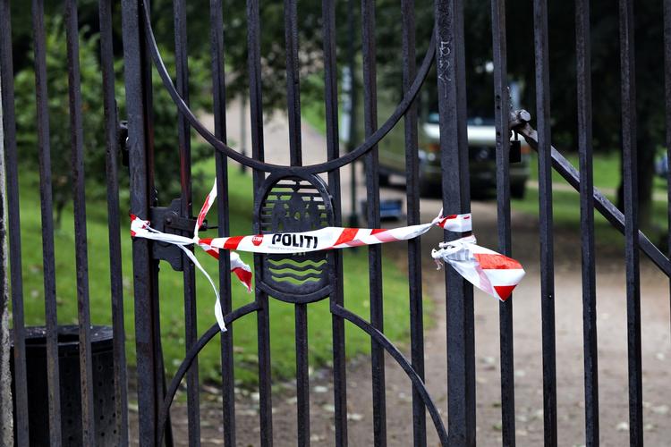 Politiet leder stadig efter spor i Ørstedsparken, hvor en mand er blevet anholdt i forbindelse med en eksplosion på det nærliggende Hotel Jørgensen. 