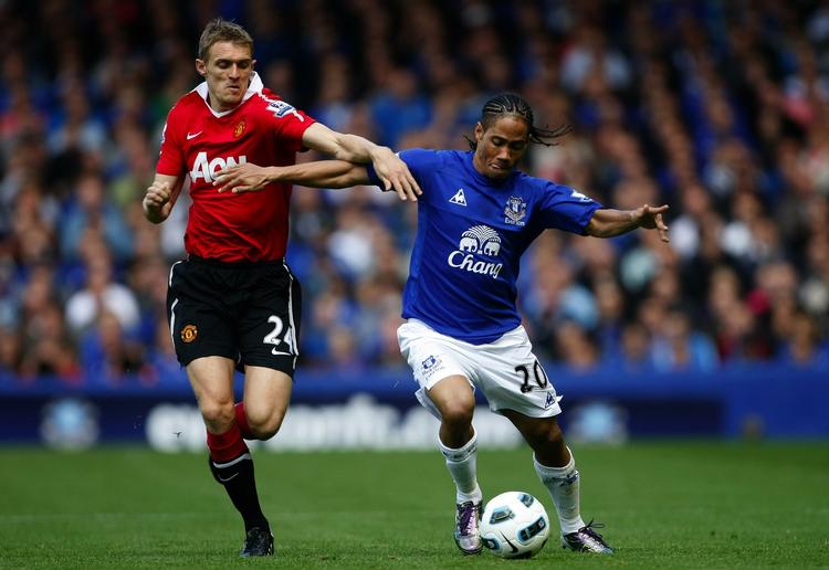 Remis. Blåklædte Steven Pienaar fra Everton er i hård kamp med Manchesters Darren Fletcher. 