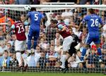 Hovedstød. Michael Essien når højest og scorer Chelseas tredje mål. 