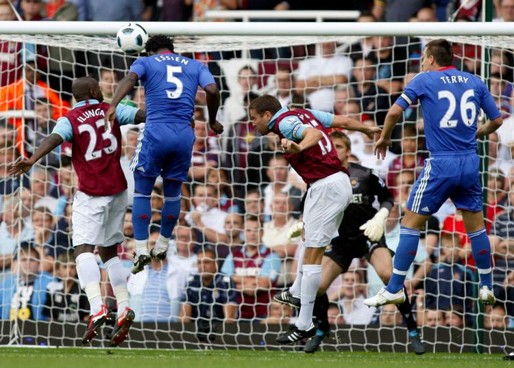 Hovedstød. Michael Essien når højest og scorer Chelseas tredje mål. 