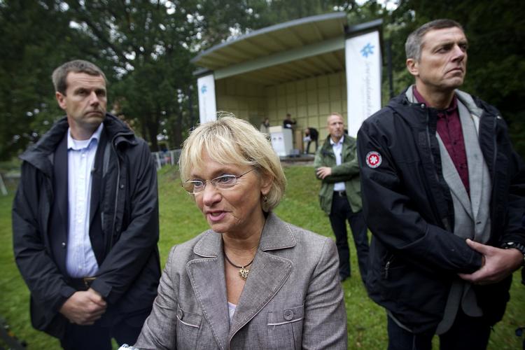 Hinsidan. Pia Kjærsgaard tog turen over sundet i dag. 
