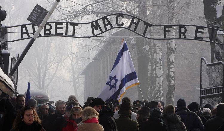 Israel. »Udenforstående har i reglen vanskeligt ved at forestille sig den traumatiserende indflydelse, Auschwitz har som symbol på det ufattelige«, skriver seniorkorrespondent Herbert Pundik. 
