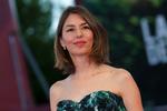 Guldløvinde. 39-årige Sofia Coppolas 'Somewhere' blev valgt som årets Guldløve-vinder af en helt enig jury. Sofia Coppola er datter af den amerikanske Francis Ford Coppola og var faktisk med i farens to første 'Godfather'-film - som hhv. baby og 3-årigt barn. 