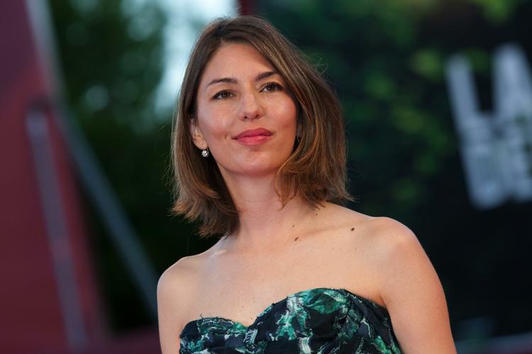 Guldløvinde. 39-årige Sofia Coppolas 'Somewhere' blev valgt som årets Guldløve-vinder af en helt enig jury. Sofia Coppola er datter af den amerikanske Francis Ford Coppola og var faktisk med i farens to første 'Godfather'-film - som hhv. baby og 3-årigt barn. 