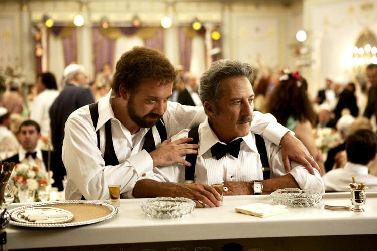 Klog komedie. 'Barney's Version' slutter veloplagt filmfestivalen af. Den handler om den cigarrygende og whiskydrikkende romantiker Barney (Paul Giamatti), der her ses  sammen med sin far (Dustin Hoffman).  Foto: Venedig Film Festival 