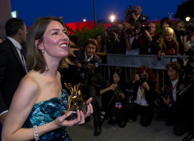 Guldløvinde. 39-årige Sofia Coppola med Guldløven lørdag aften i Venedig. Coppolas 'Somewhere' blev valgt som årets Guldløve-vinder af en helt enig jury. Sofia Coppola er datter af den amerikanske Francis Ford Coppola og var faktisk med i farens to første 'Godfather'-film - som hhv. baby og 3-årigt barn. 