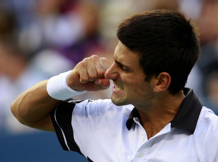 Novak Djokovic klarede at have to matchbolde imod sig og sendte kort efter favoritten Roger Federer ud af US Open. 