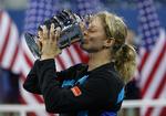 Vinder. Kim Clijsters mødte ikke megen modstand i US Open finalen og kunne for andet år i træk modtage vindertrofæet. 