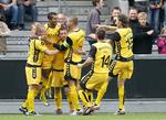 jubel. Med to scoringer og et oplæg til Lasse Kryger var Gilberti Macena (nr. 2 fra venstre) anledningen til mest jubel i Aalborg. 