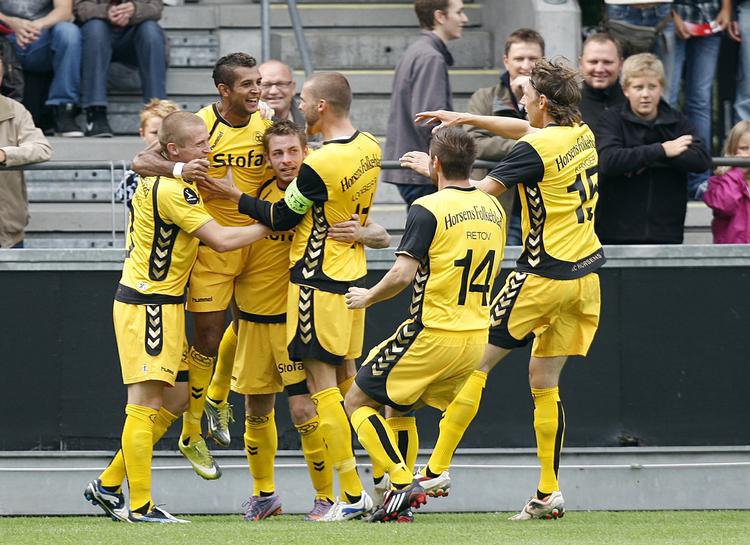 jubel. Med to scoringer og et oplæg til Lasse Kryger var Gilberti Macena (nr. 2 fra venstre) anledningen til mest jubel i Aalborg. 