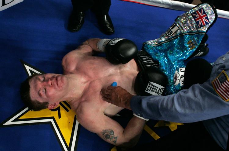 besejret. Efter ti år uden nederlag tabte Ricky Hatton for første gang i sin 44. kamp, da han i december 2007 i Las Vegas blev knockoutbesejret af Floyd Mayweather. 