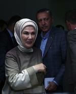 Triumf. Dagens 'ja' er en stor sejr for premierminister Recep Tayyip Erdogan, der her er flankeret af hustruen på vej til stemmeboksen. 
