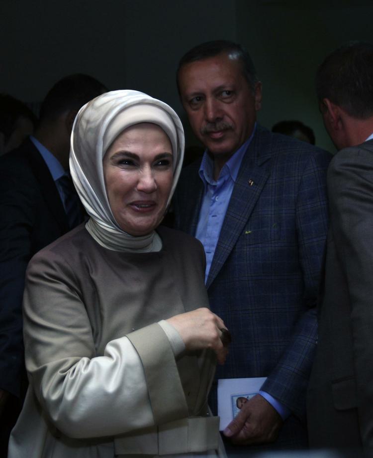 Triumf. Dagens 'ja' er en stor sejr for premierminister Recep Tayyip Erdogan, der her er flankeret af hustruen på vej til stemmeboksen. 